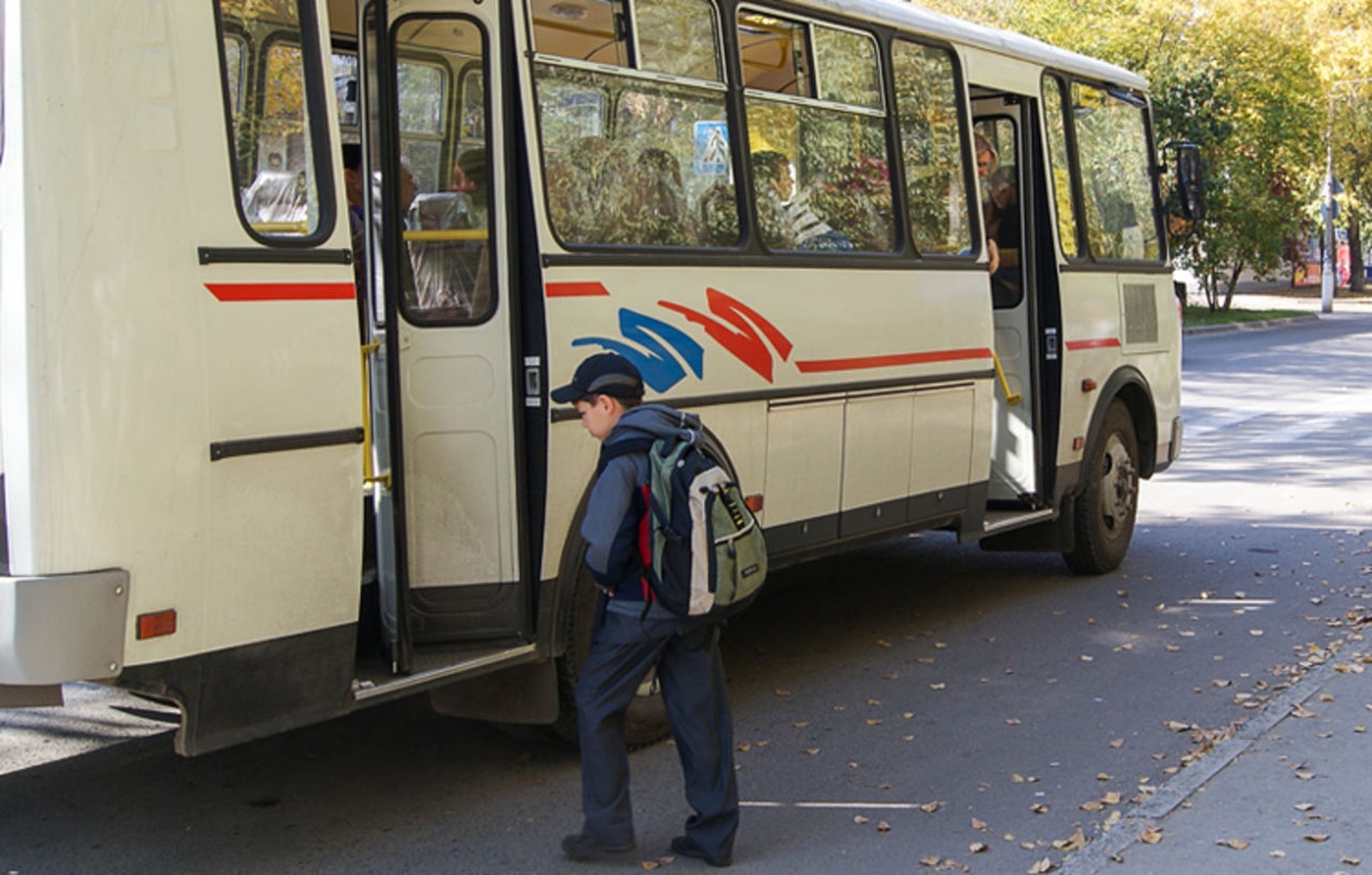 Высадка из автобуса. Школьника высадили из автобуса. Высадка детей из автобуса. Школьники садятся в автобус. Школьники в автобусе.